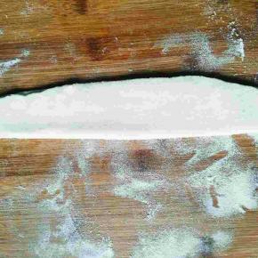 取其中一块面团擀长，并对折