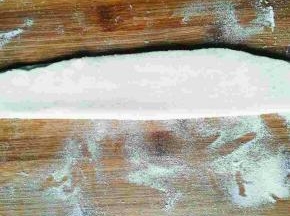 取其中一块面团擀长，并对折