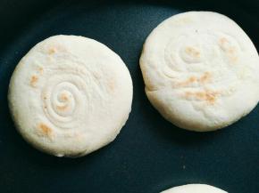 电饼铛加热，放入饼胚烙至一面变色，翻面烙至上色满意出炉