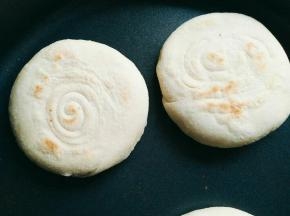 电饼铛加热，放入饼胚烙至一面变色，翻面烙至上色满意出炉