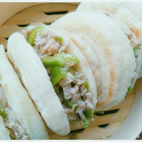 饼从侧面切开，注意不要切断，肉馅青椒剁碎，加少许酱汁，夹进面饼中间即可