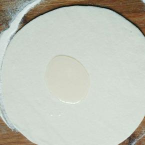 现在世面上好多千层酥皮肉夹馍，可以拿一个面团擀开中间倒植物油抹匀，然后卷起来，接着重复后边的动作，做出来就是千层酥皮的面饼了