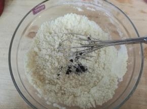 TPT内杏仁粉和糖粉，色粉混合均匀。