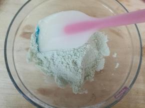 中间挖坑放入蛋白，盖住。