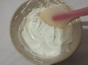 蛋白打到硬性发泡，蛋白呈现光泽。