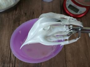 糖水煮到118度，慢慢呈线状加入到蛋白内，打蛋器开高速打发至尾状，如图。