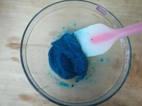 TPT材料搅拌均匀。