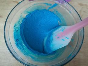 取三分之一打发好的蛋白到TPT，压拌均匀。