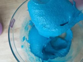 再取三分之一蛋白翻拌均匀。