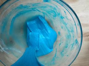 再加入剩下的三分之一蛋白，飘带拌，注意最后一拌手法轻柔。图中是拌好的状态。