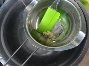 烤好后出炉，晾凉后再揭开配对。夹上自己喜欢的馅。白色巧克力一小块隔水融化，用小镊子夹装饰糖沾巧克力粘在马卡龙上就好了。