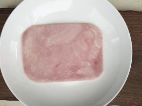 8.	火腿片准备好