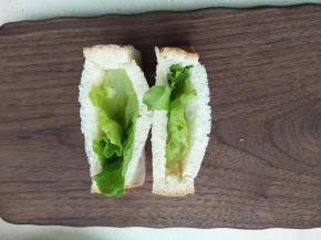 7.	取一片合适的生菜叶放入扣掉芯的土司片里