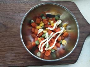 13.	放上沙拉酱调匀