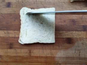 2.	中间沿着边一厘米出切一圈