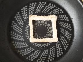 4.	平底锅中间加上少许油放入切好的土司片