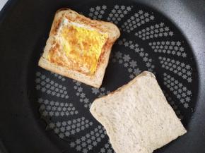 6.	再放一个土司片煎一下