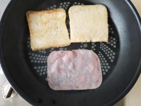 7.	煎好的取出来，放入剩下的土司片和火腿片，土司和火腿都煎好后备用