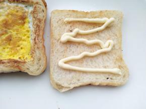 8.	取一片土司片上面挤上适量沙拉酱