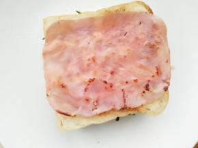 11.	盖上一片火腿片