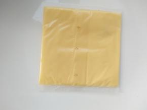 12.	在火腿片上放上一片奶酪片