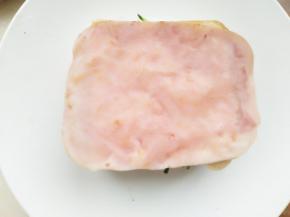 13.	在奶酪片上放上另一片火腿片