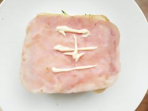 14.	在上面挤上适量沙拉酱或者番茄酱