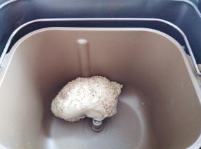 和面13分钟的时候，把芝麻放进面包桶内，继续和面2分钟。