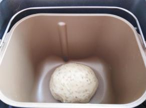 和面结束，稍微把面团整理一下，关闭面包机电源，室温发酵30分钟。