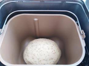 面团发大到2倍左右，取出来排气