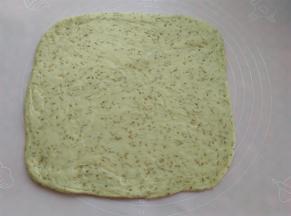 把面团擀平，尽量擀得厚度差不多