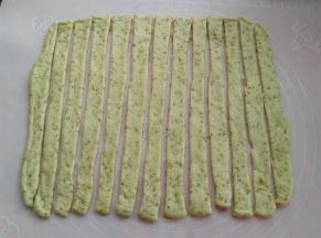 把面团切成1cm左右宽度的面片，我这次擀的稍微有点薄，建议大家敢厚一点，整形的时候比较均匀，切片的数据根据烤盘大小来调整