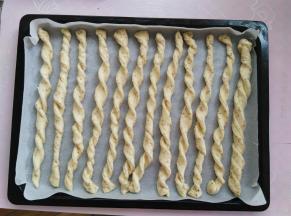 捏住面片的两端反向扭几圈，扭好以后室温下发酵10分钟，面片发酵的同时预热烤箱180度10分钟，预热好以后，烤盘放入烤箱，180度烤15分钟就可以出炉了