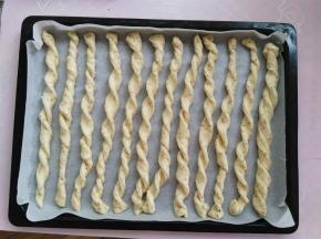 捏住面片的两端反向扭几圈，扭好以后室温下发酵10分钟，面片发酵的同时预热烤箱180度10分钟，预热好以后，烤盘放入烤箱，180度烤15分钟就可以出炉了