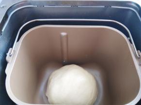 面团揉到光滑，稍稍整理一下，收圆面团