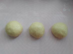 取出面团，平均分成3等份，排气，滚圆，静置10分钟