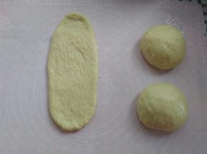 取其中一个面团擀成长的牛舌状