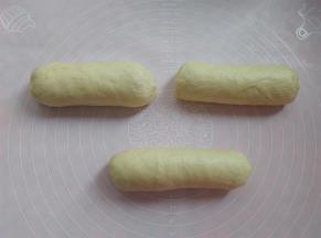 擀好的面团卷成圆柱形，依次把面团的接口处捏紧，松弛5分钟