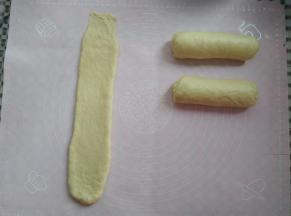 取其中一个面团竖着擀长，大概能卷2圈半的长度