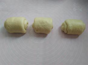 三个面团依次擀好，卷起来