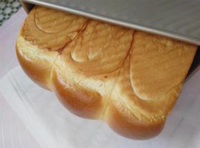 烤好后取出脱模，放在铺有油纸的烤网上冷却