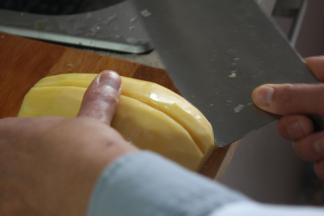 用刀在木瓜上切出三道小凹槽（此步骤仅为造型，可有可无）