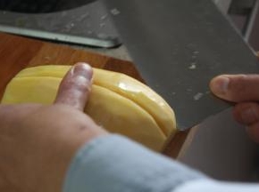 用刀在木瓜上切出三道小凹槽（此步骤仅为造型，可有可无）