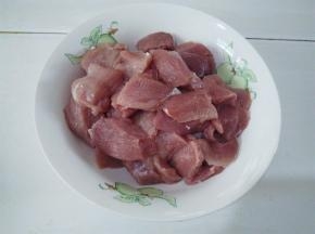 猪里脊肉去除筋膜，切成2-3厘米方块