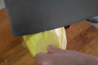 斜刀将木瓜切成厚片