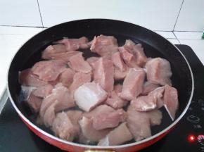 烧热水把肉块灼