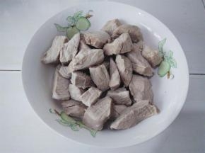 肉块用清水洗干净