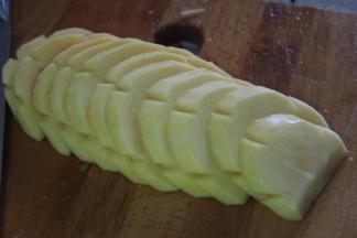 切好后放入盘中