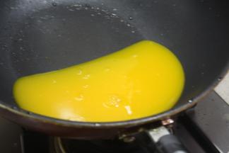 锅里倒入适量的浓缩橙汁加适量水及白糖，白糖的量根据个人口味增减