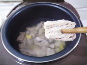 煮到用筷子夹起肉块，用手能轻松的捏开肉就可以了